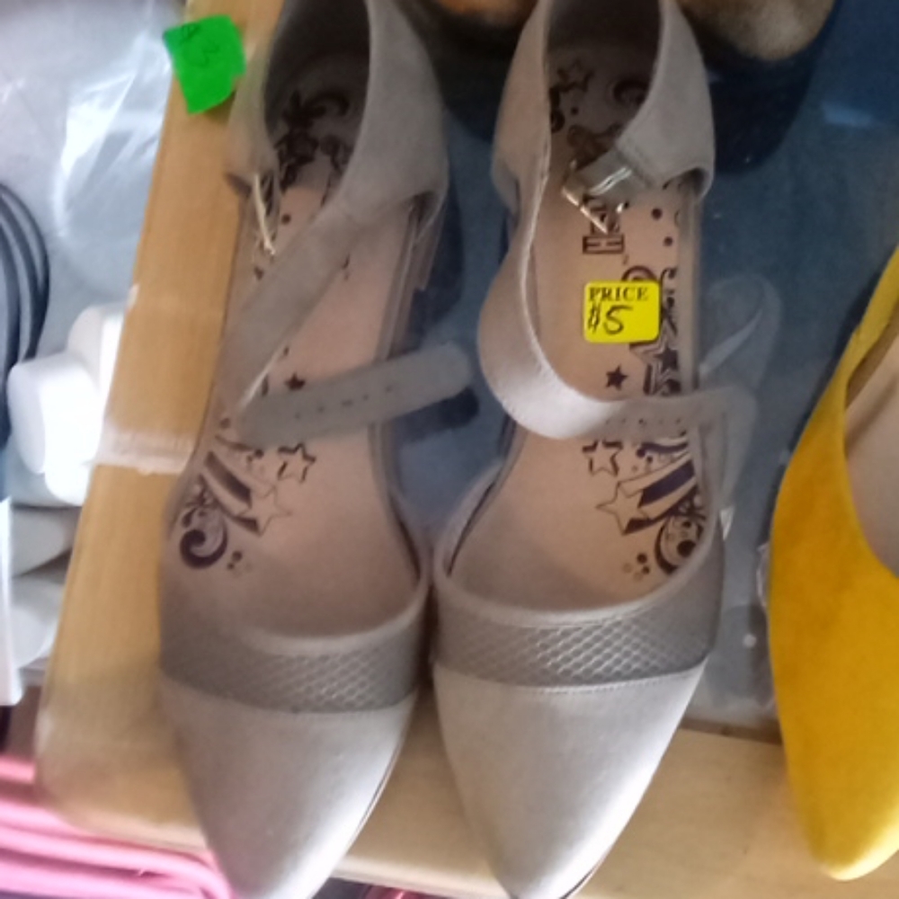 Shoes 👠 - Picture 3 of 6